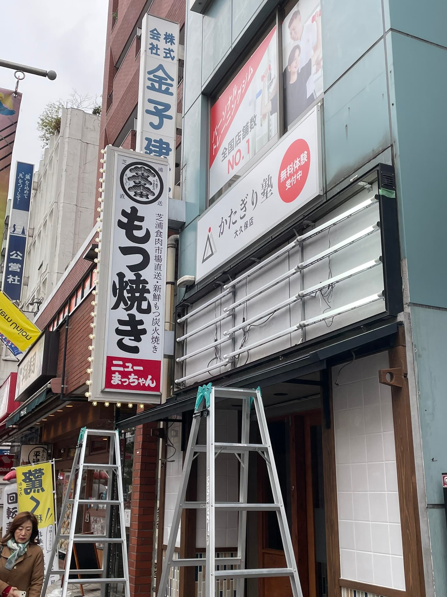 飲食店の袖看板の設置作業